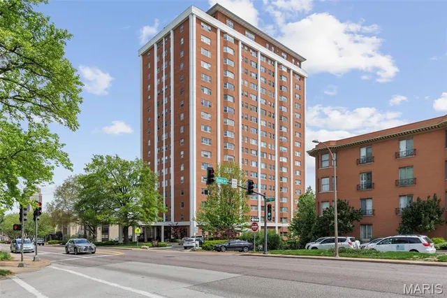 $890,000 | 710 South Hanley Road, Unit 18B, Clayton, MO 63105