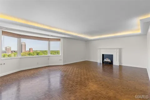 $890,000 | 710 South Hanley Road, Unit 18B, Clayton, MO 63105