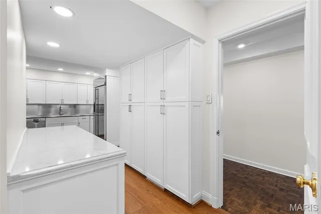 $890,000 | 710 South Hanley Road, Unit 18B, Clayton, MO 63105