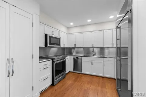 $890,000 | 710 South Hanley Road, Unit 18B, Clayton, MO 63105