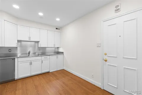 $890,000 | 710 South Hanley Road, Unit 18B, Clayton, MO 63105