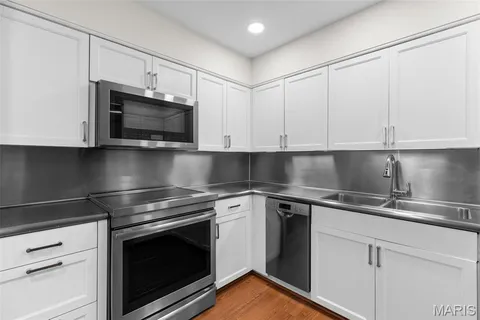 $890,000 | 710 South Hanley Road, Unit 18B, Clayton, MO 63105