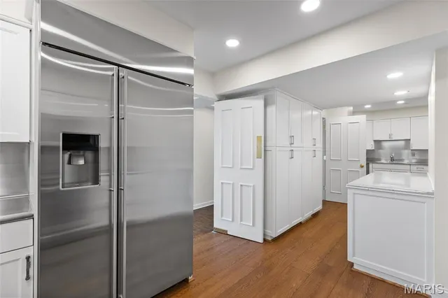 $890,000 | 710 South Hanley Road, Unit 18B, Clayton, MO 63105