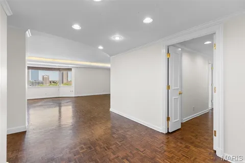 $890,000 | 710 South Hanley Road, Unit 18B, Clayton, MO 63105