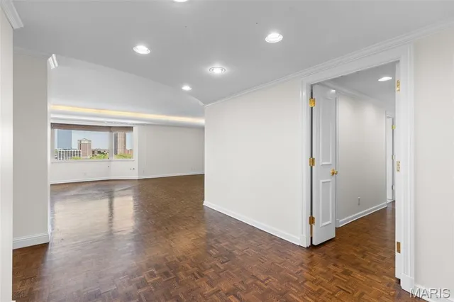 $890,000 | 710 South Hanley Road, Unit 18B, Clayton, MO 63105