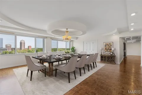 $890,000 | 710 South Hanley Road, Unit 18B, Clayton, MO 63105