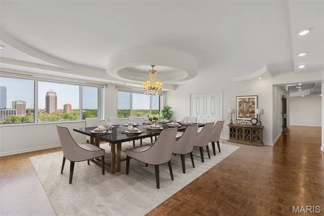$890,000 | 710 South Hanley Road, Unit 18B, Clayton, MO 63105