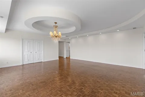 $890,000 | 710 South Hanley Road, Unit 18B, Clayton, MO 63105