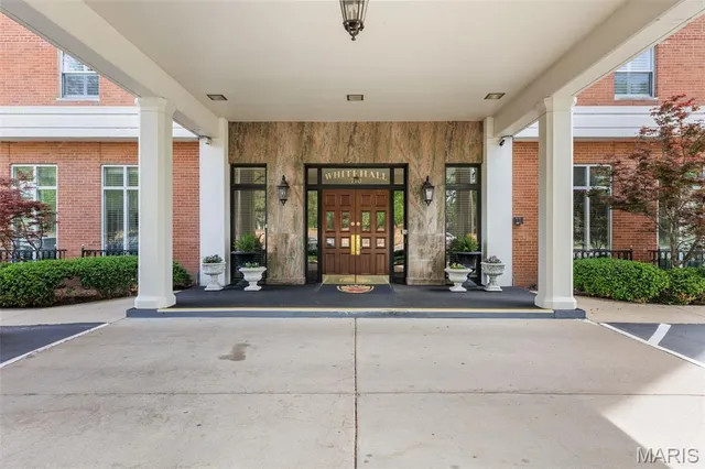 $890,000 | 710 South Hanley Road, Unit 18B, Clayton, MO 63105