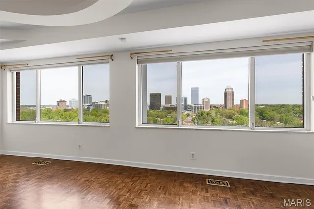 $890,000 | 710 South Hanley Road, Unit 18B, Clayton, MO 63105