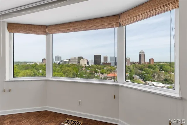 $890,000 | 710 South Hanley Road, Unit 18B, Clayton, MO 63105