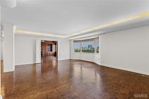 $890,000 | 710 South Hanley Road, Unit 18B, Clayton, MO 63105