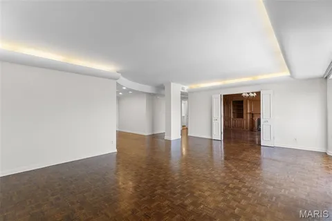 $890,000 | 710 South Hanley Road, Unit 18B, Clayton, MO 63105