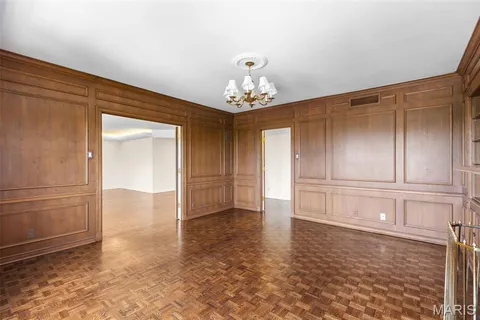 $890,000 | 710 South Hanley Road, Unit 18B, Clayton, MO 63105