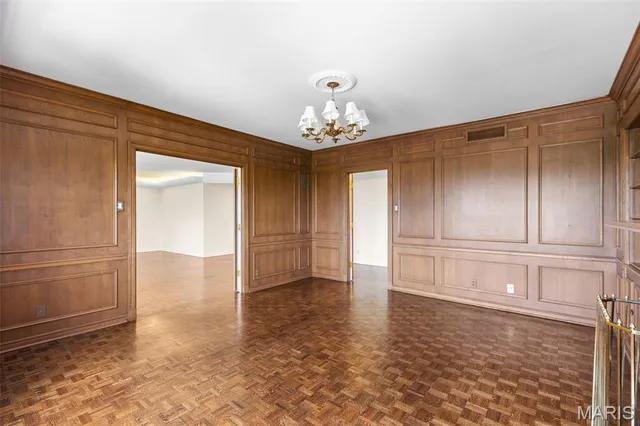 $890,000 | 710 South Hanley Road, Unit 18B, Clayton, MO 63105