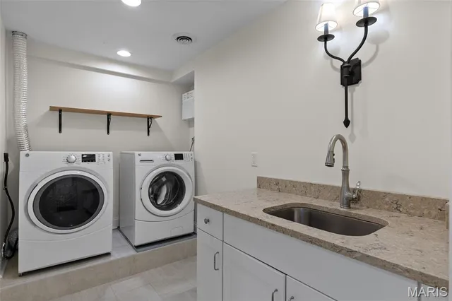 $890,000 | 710 South Hanley Road, Unit 18B, Clayton, MO 63105