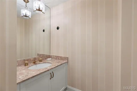 $890,000 | 710 South Hanley Road, Unit 18B, Clayton, MO 63105