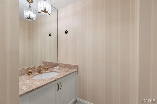 $890,000 | 710 South Hanley Road, Unit 18B, Clayton, MO 63105