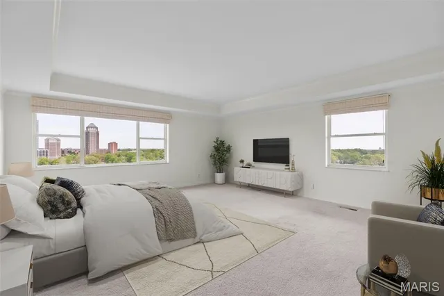 $890,000 | 710 South Hanley Road, Unit 18B, Clayton, MO 63105