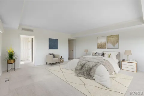 $890,000 | 710 South Hanley Road, Unit 18B, Clayton, MO 63105