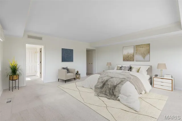 $890,000 | 710 South Hanley Road, Unit 18B, Clayton, MO 63105