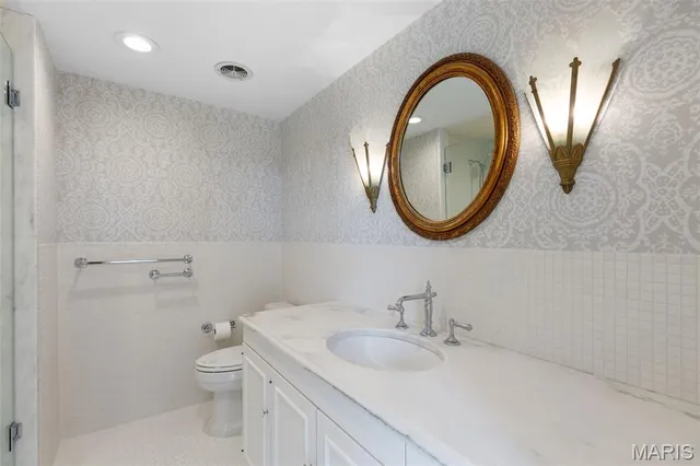 $890,000 | 710 South Hanley Road, Unit 18B, Clayton, MO 63105