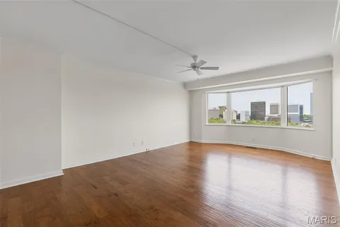 $890,000 | 710 South Hanley Road, Unit 18B, Clayton, MO 63105