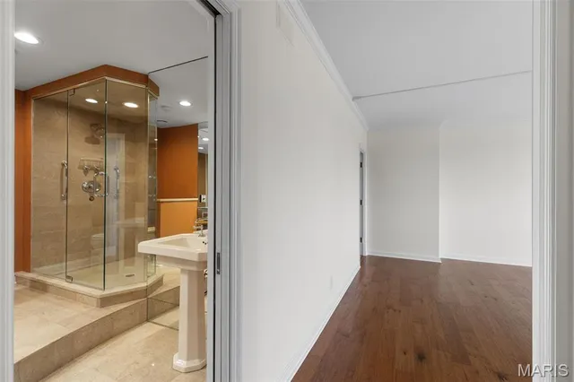 $890,000 | 710 South Hanley Road, Unit 18B, Clayton, MO 63105