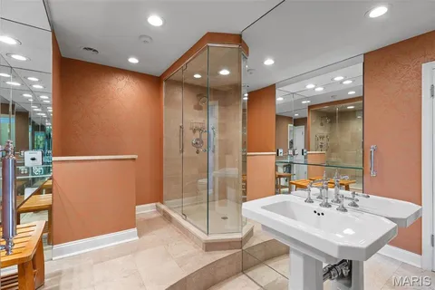 $890,000 | 710 South Hanley Road, Unit 18B, Clayton, MO 63105