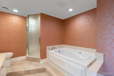 $890,000 | 710 South Hanley Road, Unit 18B, Clayton, MO 63105