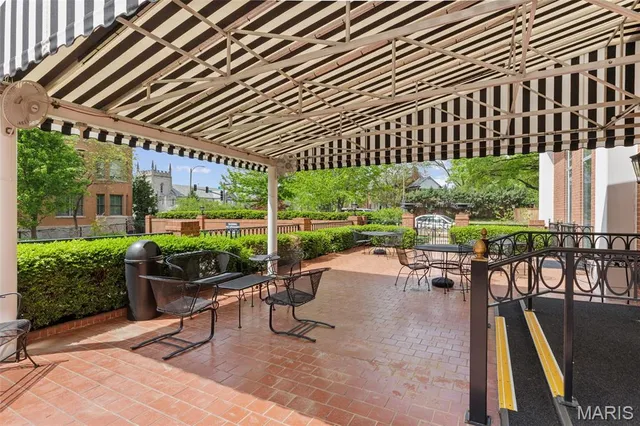 $890,000 | 710 South Hanley Road, Unit 18B, Clayton, MO 63105