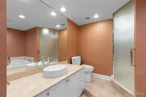 $890,000 | 710 South Hanley Road, Unit 18B, Clayton, MO 63105