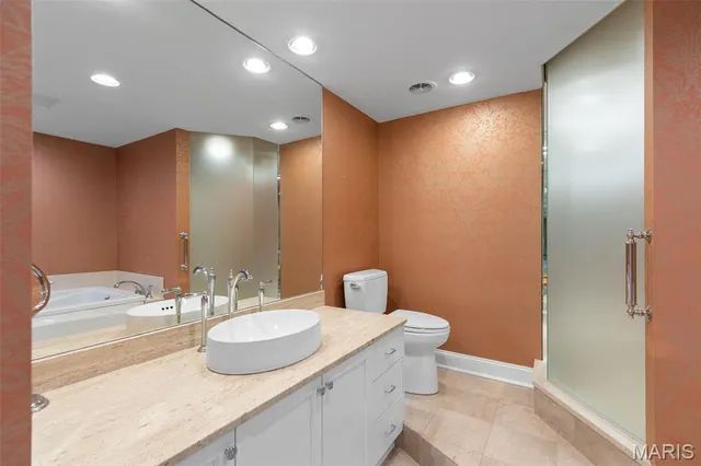 $890,000 | 710 South Hanley Road, Unit 18B, Clayton, MO 63105