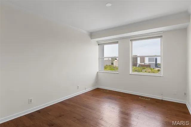 $890,000 | 710 South Hanley Road, Unit 18B, Clayton, MO 63105