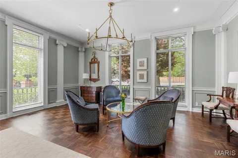 $890,000 | 710 South Hanley Road, Unit 18B, Clayton, MO 63105