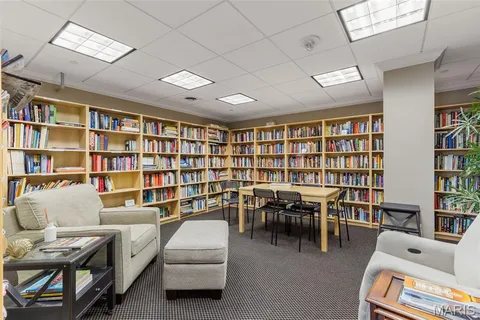 $890,000 | 710 South Hanley Road, Unit 18B, Clayton, MO 63105