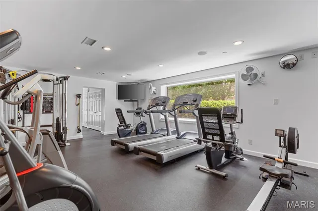 $890,000 | 710 South Hanley Road, Unit 18B, Clayton, MO 63105