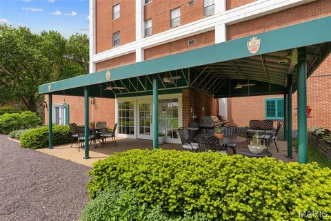 $890,000 | 710 South Hanley Road, Unit 18B, Clayton, MO 63105