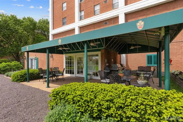 $890,000 | 710 South Hanley Road, Unit 18B, Clayton, MO 63105