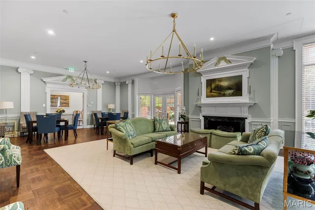 $890,000 | 710 South Hanley Road, Unit 18B, Clayton, MO 63105