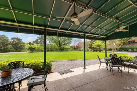 $890,000 | 710 South Hanley Road, Unit 18B, Clayton, MO 63105