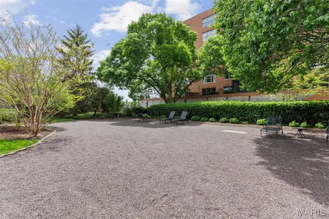 $890,000 | 710 South Hanley Road, Unit 18B, Clayton, MO 63105