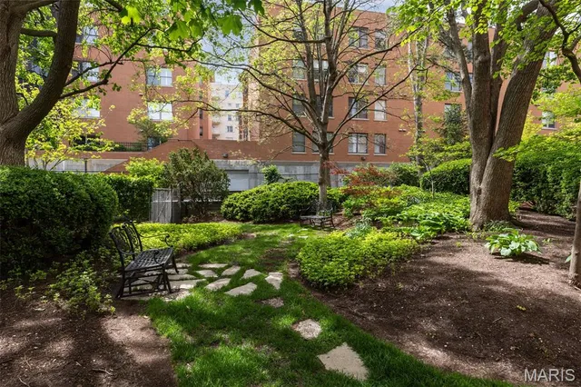 $890,000 | 710 South Hanley Road, Unit 18B, Clayton, MO 63105