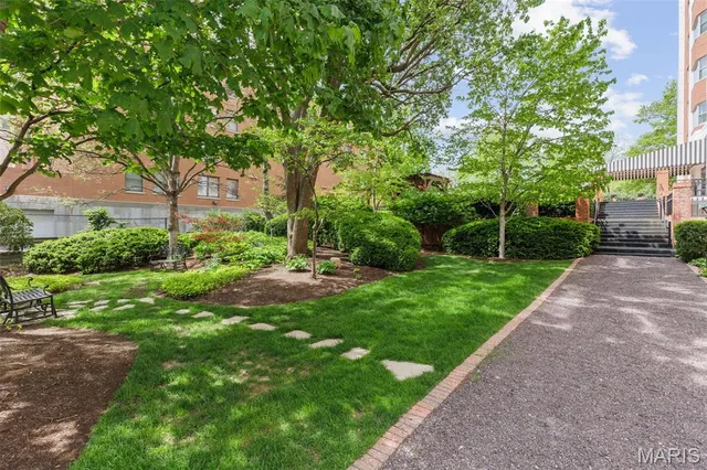 $890,000 | 710 South Hanley Road, Unit 18B, Clayton, MO 63105