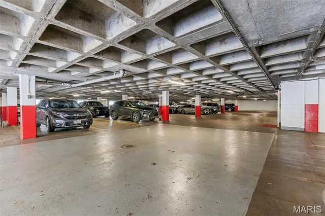 $890,000 | 710 South Hanley Road, Unit 18B, Clayton, MO 63105