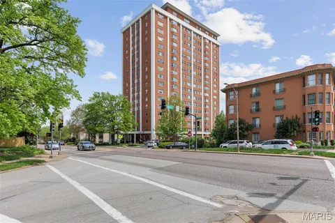 $890,000 | 710 South Hanley Road, Unit 18B, Clayton, MO 63105