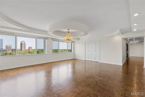 $890,000 | 710 South Hanley Road, Unit 18B, Clayton, MO 63105