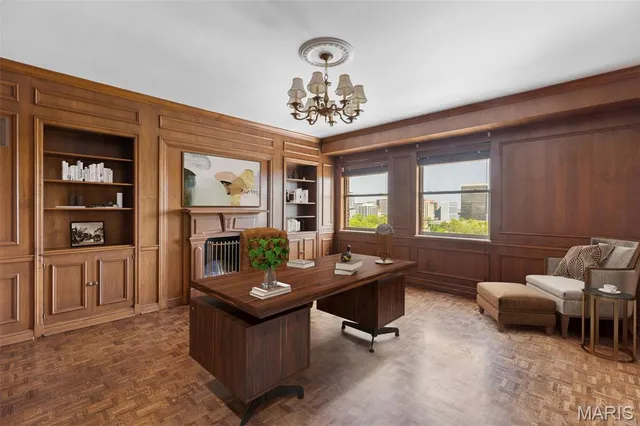 $890,000 | 710 South Hanley Road, Unit 18B, Clayton, MO 63105