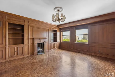 $890,000 | 710 South Hanley Road, Unit 18B, Clayton, MO 63105