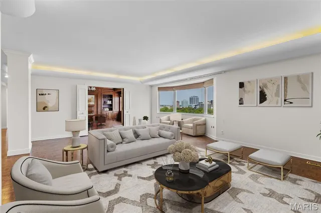 $890,000 | 710 South Hanley Road, Unit 18B, Clayton, MO 63105